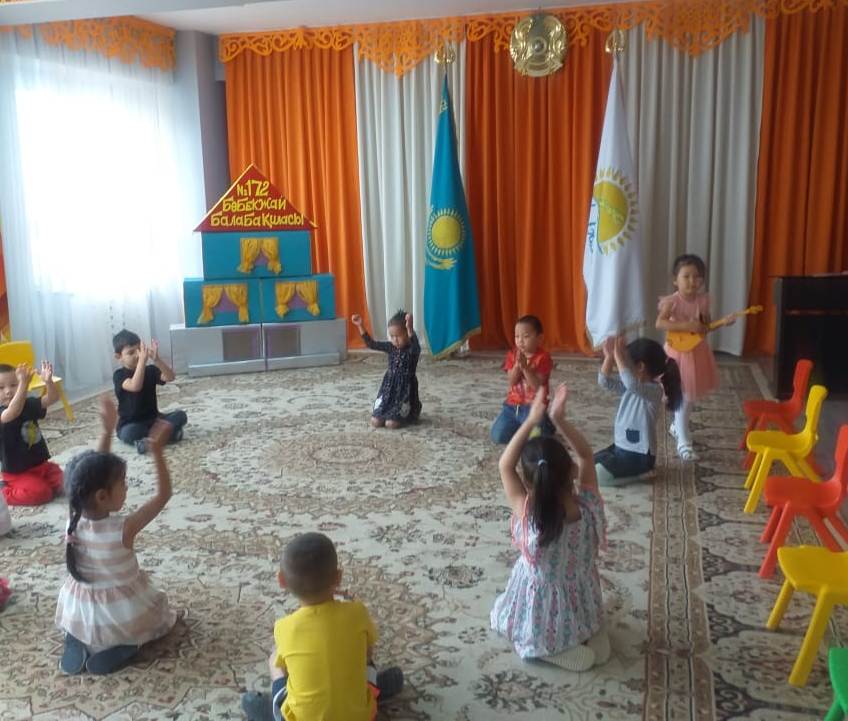Балаларды тәрбиелеу мен оқыту кезеңдерінен көріністер