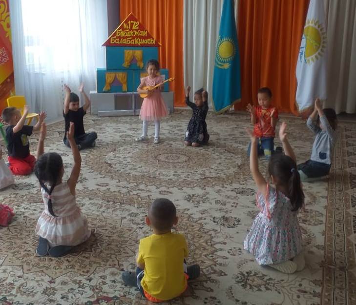 Балаларды тәрбиелеу мен оқыту кезеңдерінен көріністер